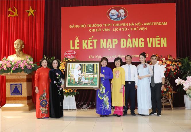 Trưởng Ban Tổ chức Trung ương Trương Thị Mai tặng quà lưu niệm cho Ban Giám hiệu Trường THPT Chuyên Hà Nội - Amsterdam. Ảnh: Phương Hoa - TTXVN