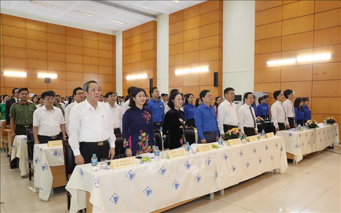 Đại biểu thực hiện nghi lễ chào cờ. Ảnh: Phương Hoa - TTXVN