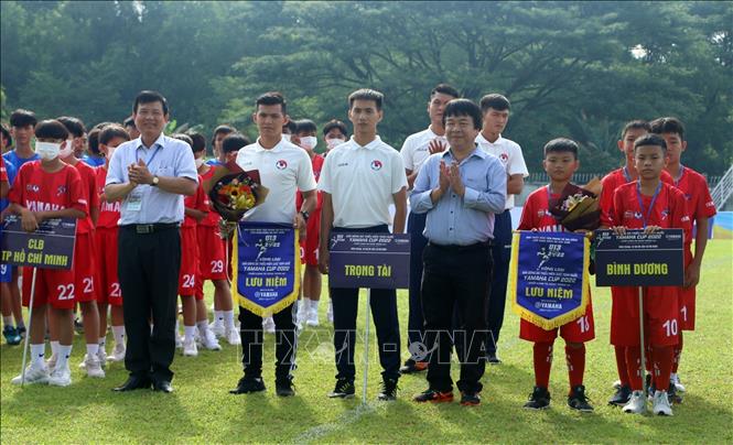 Tặng cờ lưu niệm các đội bóng tham dự vòng loại U13 toàn quốc. Ảnh: Lê Sen - TTXVN