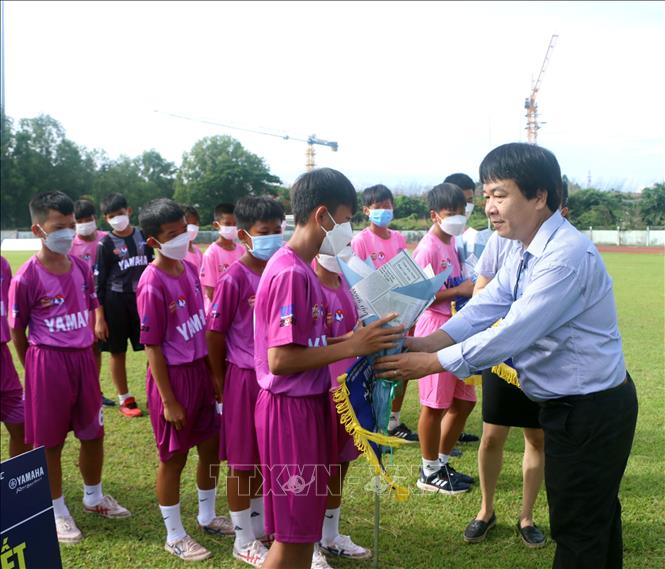 Tặng hoa các đội bóng tham dự vòng loại U13 toàn quốc. Ảnh: Lê Sen - TTXVN