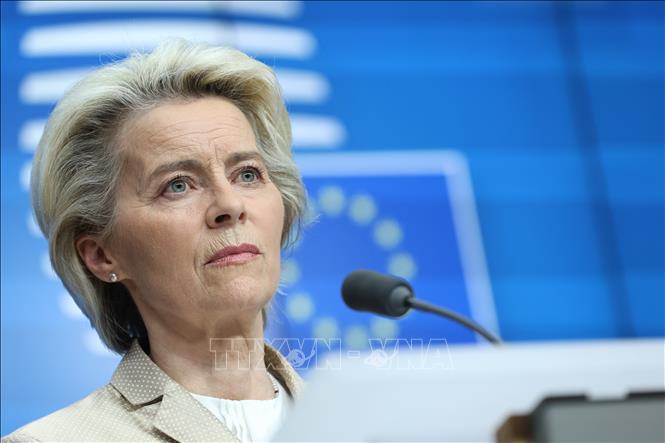 Trong ảnh: Chủ tịch Ủy ban châu Âu (EC) Ursula von der Leyen phát biểu trong cuộc họp báo ở Brussels, Bỉ ngày 31/5/2022. Ảnh: AFP/TTXVN 