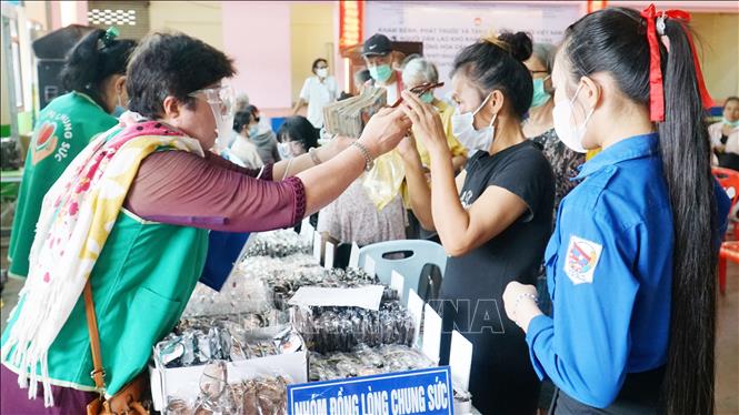 Free health check-ups and medicines are provided to impoverished overseas Vietnamese and Lao people in Vientiane. VNA Photo