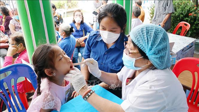 Free health check-ups and medicines are provided to impoverished overseas Vietnamese and Lao people in Vientiane. VNA Photo