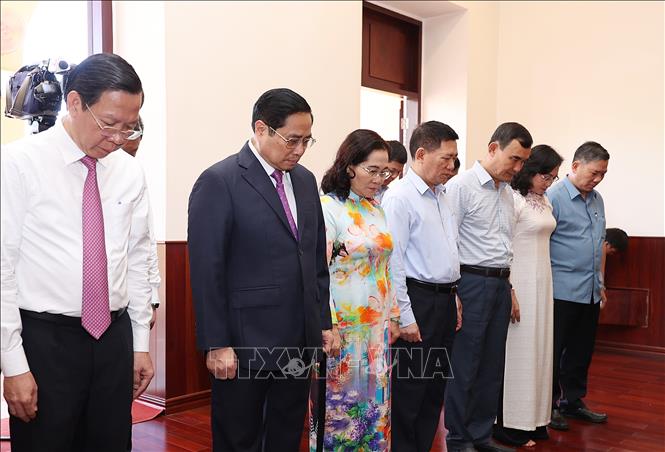 Thủ tướng Phạm Minh Chính và đoàn công tác đến dâng hương, hoa tưởng niệm Chủ tịch Hồ Chí Minh tại bến Nhà Rồng. Ảnh: Dương Giang-TTXVN
