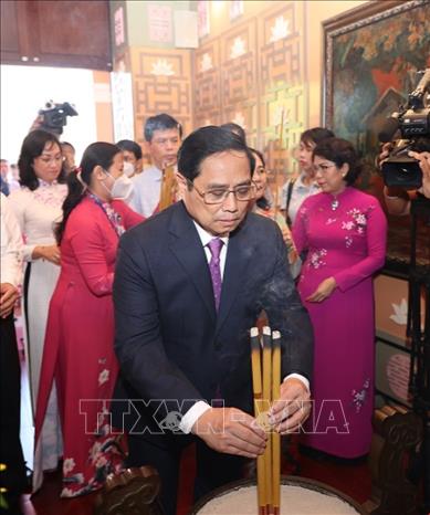 Thủ tướng Phạm Minh Chính và đoàn công tác đến dâng hương, hoa tưởng niệm Chủ tịch Tôn Đức Thắng. Ảnh: Dương Giang-TTXVN