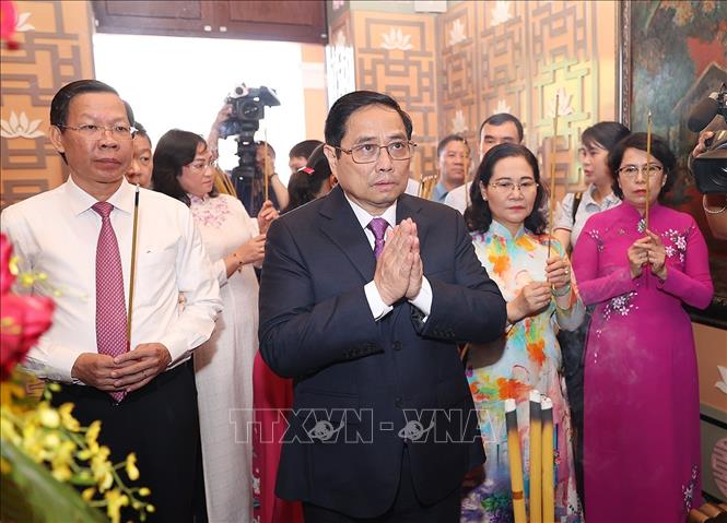 Thủ tướng Phạm Minh Chính và đoàn công tác đến dâng hương, hoa tưởng niệm Chủ tịch Tôn Đức Thắng. Ảnh: Dương Giang-TTXVN