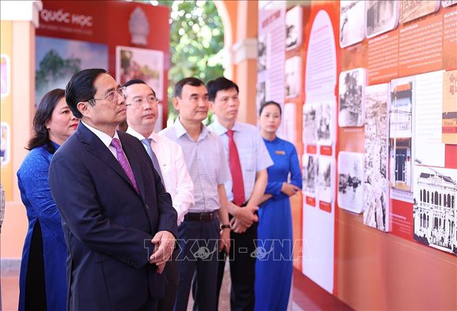 Thủ tướng Phạm Minh Chính tham quan trưng bày ảnh về Chủ tịch Hồ Chí Minh tại di tích bến Nhà Rồng. Ảnh: Dương Giang-TTXVN
