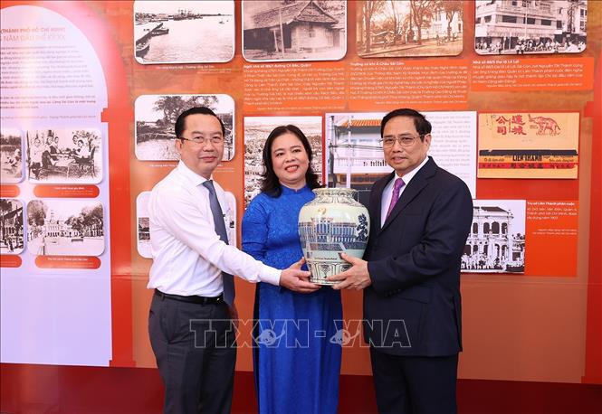 Thủ tướng Phạm Minh Chính tặng quà lưu niệm cho đại diện Bảo tàng Hồ Chí Minh- chi nhánh TP Hồ Chí Minh. Ảnh: Dương Giang-TTXVN