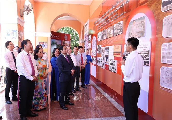 Thủ tướng Phạm Minh Chính tham quan trưng bày ảnh về Chủ tịch Hồ Chí Minh tại di tích bến Nhà Rồng. Ảnh: Dương Giang-TTXVN

