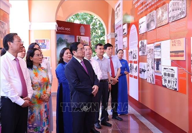Thủ tướng Phạm Minh Chính tham quan trưng bày ảnh về Chủ tịch Hồ Chí Minh tại di tích bến Nhà Rồng. Ảnh: Dương Giang-TTXVN
