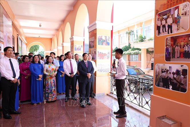 Thủ tướng Phạm Minh Chính tham quan trưng bày ảnh về Chủ tịch Hồ Chí Minh tại di tích bến Nhà Rồng. Ảnh: Dương Giang-TTXVN


