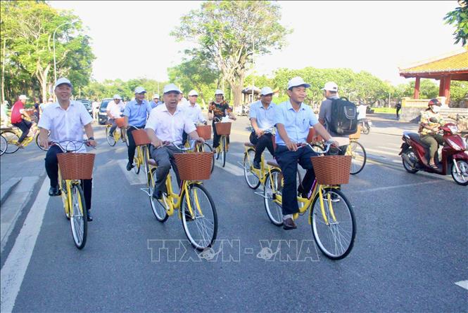 Lãnh đạo tỉnh Thừa Thiên- Huế trải nghiệm xe đạp chia sẻ công cộng. Ảnh: Mai Trang/TTXVN