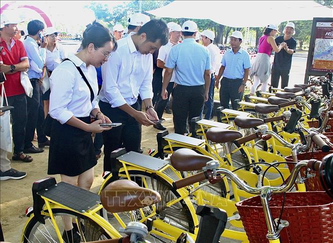 Người dân thích thú sử dụng thử xe đạp chia sẻ công cộng. Ảnh: Mai Trang/TTXVN