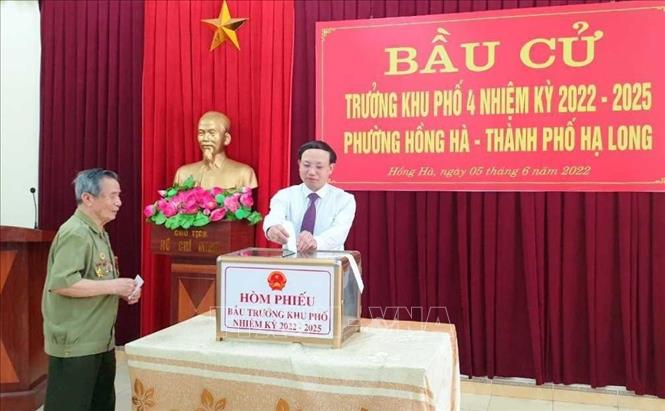 Bí thư Tỉnh ủy Quảng Ninh Nguyễn Xuân Ký tham gia bầu trưởng thôn ở khu 4, phường Hồng Hà, thành phố Hạ Long. Ảnh: TTXVN phát
