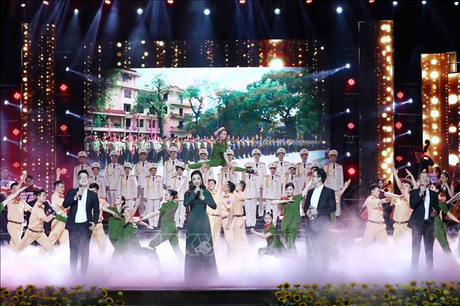Chương trình giao lưu nghệ thuật với chủ đề “Sống trong lòng dân” tôn vinh Trưởng Công an xã tiêu biểu. Ảnh: Phạm Kiên - TTXVN