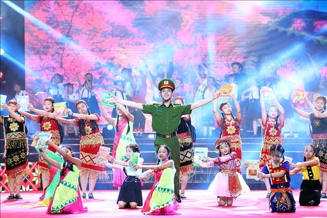 Chương trình giao lưu nghệ thuật với chủ đề “Sống trong lòng dân” tôn vinh Trưởng Công an xã tiêu biểu. Ảnh: Phạm Kiên - TTXVN