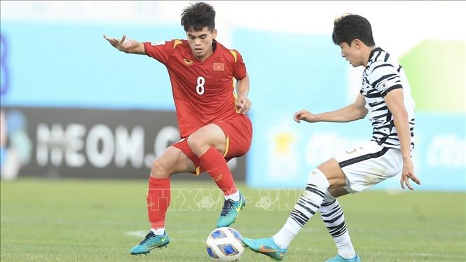 Trong ảnh: Pha tranh chấp bóng giữa cầu thủ hai đội. Ảnh: TTXVN phát