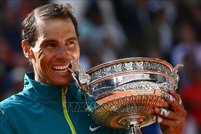 Trong ảnh: Vua sân đất nện Rafael Nada nâng cup vô địch Roland-Garros lần thứ 14, sau khi thắng dễ dàng Casper Ruud trong trận chung kết ở Paris, Pháp ngày 5/6/2022. Ảnh: AFP/TTXVN