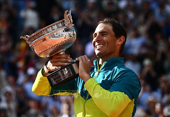 Trong ảnh: Vua sân đất nện Rafael Nada nâng cup vô địch Roland-Garros lần thứ 14, sau khi thắng dễ dàng Casper Ruud trong trận chung kết ở Paris, Pháp ngày 5/6/2022. Ảnh: AFP/TTXVN
