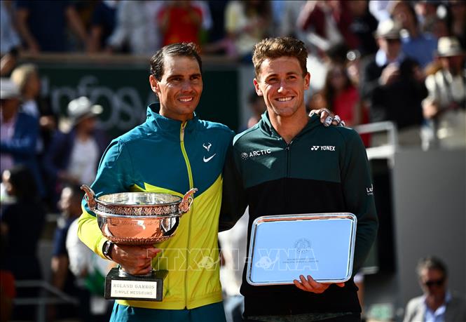 Trong ảnh: Vua sân đất nện Rafael Nada (trái) đoạt cup vô địch Roland-Garros lần thứ 14, sau khi thắng dễ dàng Casper Ruud (phải) trong trận chung kết ở Paris, Pháp ngày 5/6/2022. Ảnh: AFP/TTXVN