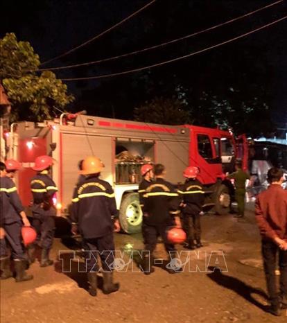 Trong ảnh: Lực lượng chức năng triển khai phương tiện chuyên dụng, nhân lực để tiếp cận, dập tắt ngọn lửa vụ cháy chợ Mường Thanh trong đêm 6/6. Ảnh: TTXVN phát