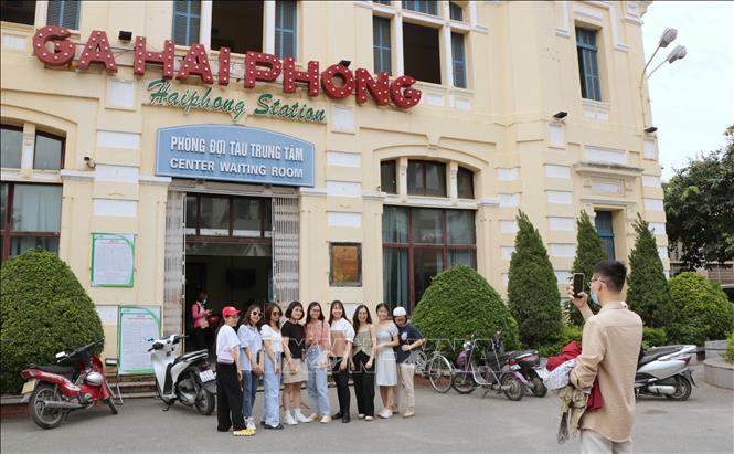 Trong ảnh: Vào dịp cuối tuần, mỗi chuyến tàu có trên 2.000 lượt khách từ Hà Nội về Hải Phòng để trải nghiệm Foodtour. Ảnh: TTXVN
