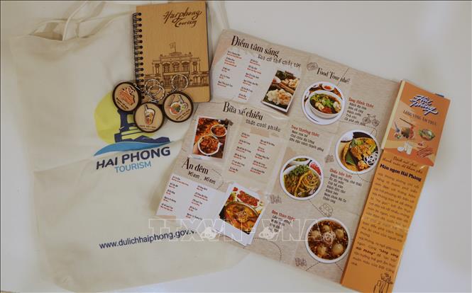 Trong ảnh: Bộ quà tặng xinh xắn Sở Du lịch Hải Phòng chuẩn bị để tặng cho du khách. Ảnh: Minh Thu- TTXVN