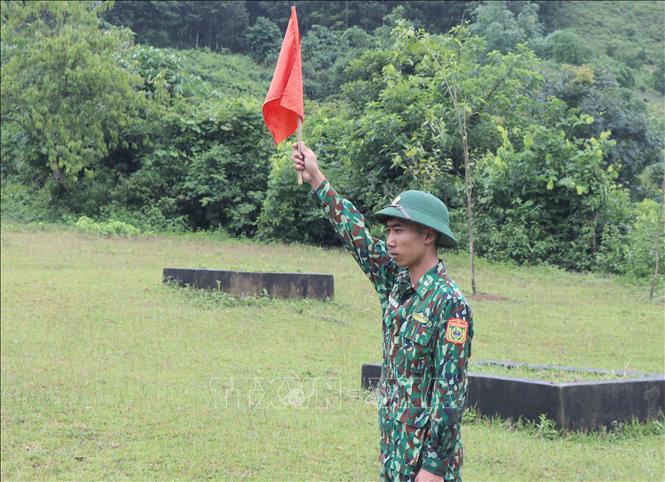 Trong ảnh: Để nâng cao chất lượng công tác huấn luyện, Tiểu đoàn huấn luyện cơ động đã tập huấn cán bộ giai đoạn đệm, phân công cán bộ bám sát từng chiến sĩ, uốn nắn từng động tác cho tân binh, coi trọng công tác thực hành. Ảnh: Xuân Tiến – TTXVN 