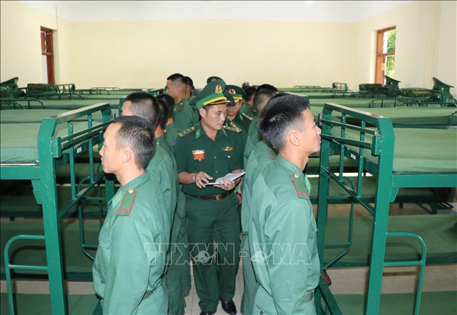 Trong ảnh: Trực ban Đại đội và Chỉ huy đơn vị tiến hành kiểm tra vệ sinh, sắp đặt trật tự nội vụ vào mỗi sáng ở Tiểu đoàn Huấn luyện, cơ động (Bộ đội Biên phòng tỉnh Điện Biên). Ảnh: Xuân Tiến – TTXVN 