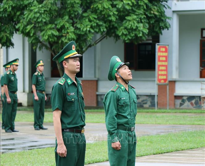 Trong ảnh: Tân binh đọc lời tuyên thệ của người lính trong buổi lễ chào cờ toàn đơn vị. Ảnh: Xuân Tiến – TTXVN
