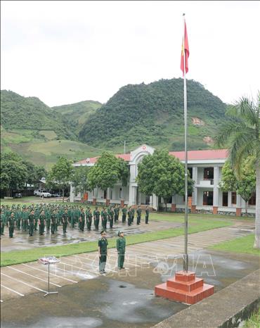 Trong ảnh: Tân binh đọc lời tuyên thệ của người lính trong buổi lễ chào cờ toàn đơn vị. Ảnh: Xuân Tiến – TTXVN 