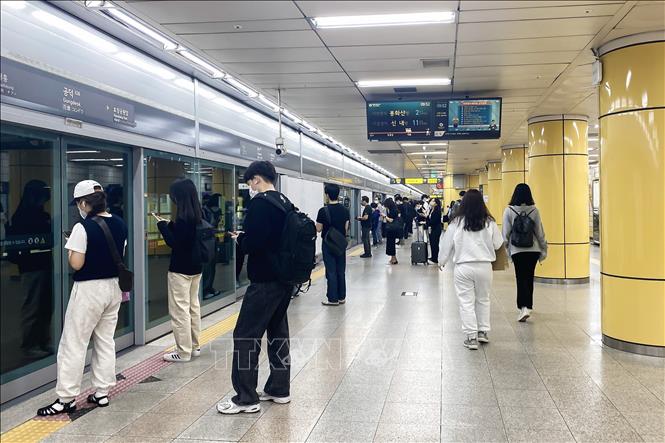 Người dân Seoul đứng chờ tàu điện ngầm tại ga Gongdeok ở trung tâm Seoul, ngày 11/5/2022. Ảnh: Anh Nguyên - PV TTXVN tại Hàn Quốc