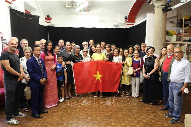 Tham tán Đại sứ quán Việt Nam tại Italy Nguyễn Thái Học chụp ảnh lưu niệm cùng đại diện Hội hữu nghị Italy – Việt Nam, các thành viên nhóm RAM và bà con Việt kiều nhân dịp chỉnh trang di tích Bác Hồ. Ảnh: Trường Dụy - P/v TTXVN tại Italy