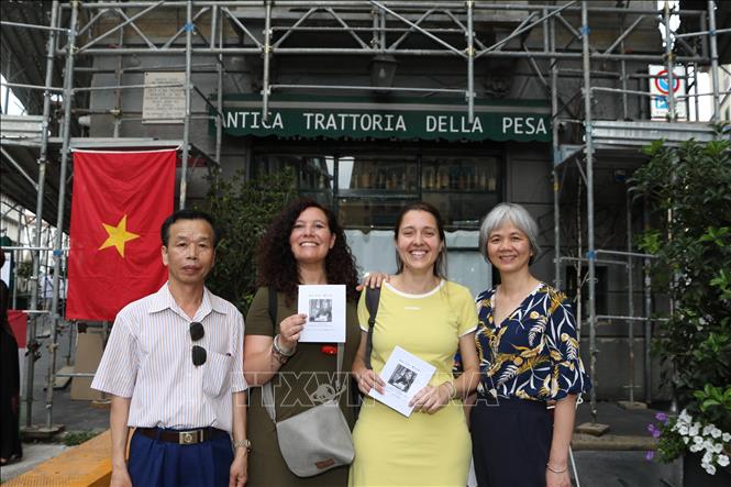 Tham tán Đại sứ quán Việt Nam tại Italy Nguyễn Thái Học và phóng viên TTXVN chụp ảnh lưu niệm cùng hai thành viên nhóm RAM. Ảnh: Trường Dụy - P/v TTXVN tại Italy