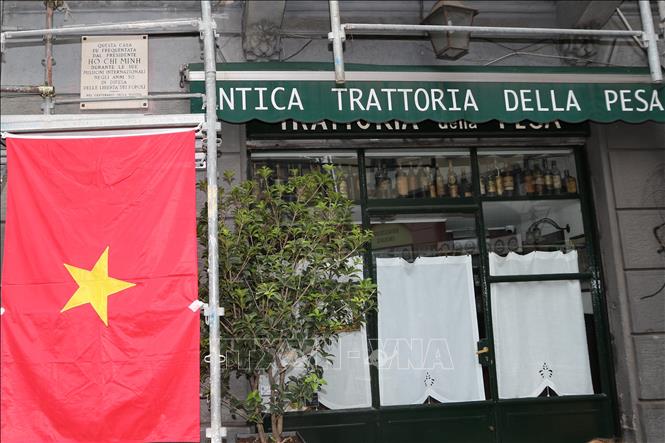 Mặt trước quán Antica Trattoria della Pesa và tấm biển tưởng niệm Bác Hồ (phía trên, bên trái). Ảnh: Trường Dụy - P/v TTXVN tại Italy