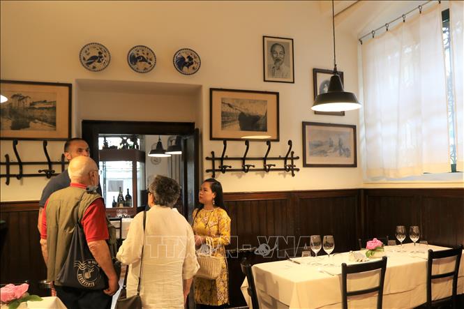 Không gian tưởng niệm Bác Hồ bên trong quán Antica Trattoria della Pesa. Ảnh: Trường Dụy - P/v TTXVN tại Italy