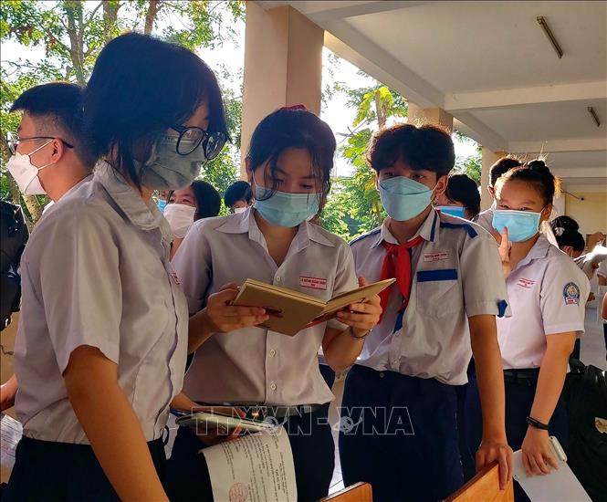 Trong ảnh: Các thí sinh tại điểm thi Trường THPT Bùi Hữu Nghĩa, quận Bình Thủy tranh thủ ôn bài trước giờ thi môn Toán. Ảnh: Thu Hiền - TTXVN