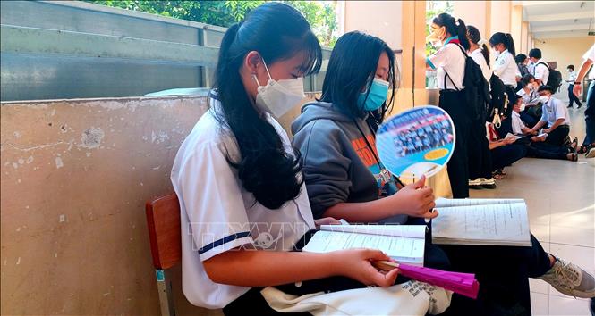 Trong ảnh: Các thí sinh tại điểm thi Trường THPT Bùi Hữu Nghĩa, quận Bình Thủy tranh thủ ôn bài trước giờ thi môn Toán. Ảnh: Thu Hiền - TTXVN