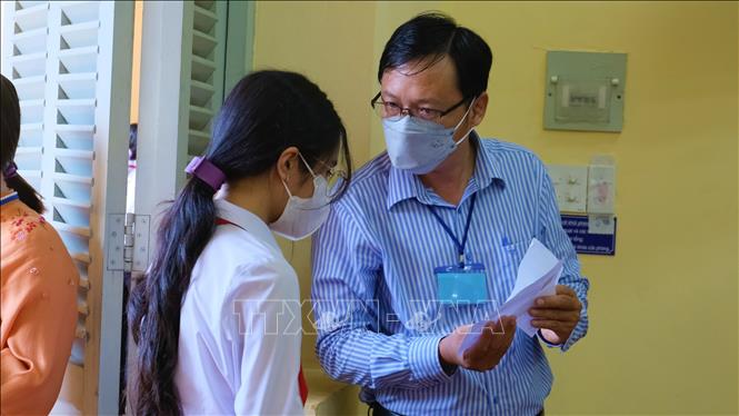 Trong ảnh: Các thi sinh vào phòng thi tại Hội đồng thi Trường THPT Nguyễn Việt Hồng. Ảnh: TTXVN phát