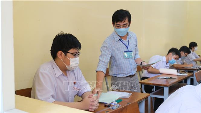 Trong ảnh: Các thí sinh tại Hội đồng thi Trường THPT Nguyễn Việt Hồng. Ảnh: TTXVN phát