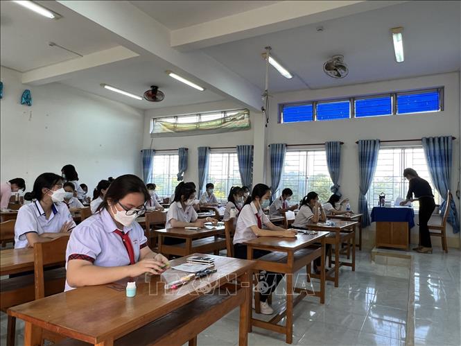 Trong ảnh: Các thí sinh dự thi tại Hội đồng thi Trường Chuyên THPT Lý Tự Trọng. Ảnh: TTXVN phát