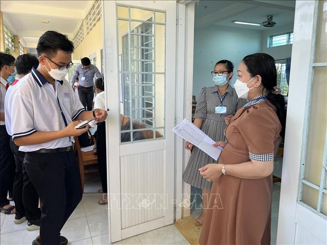 Trong ảnh: Các thí sinh vào phòng thi tại Hội đồng thi Trường Chuyên THPT Lý Tự Trọng. Ảnh: TTXVN phát