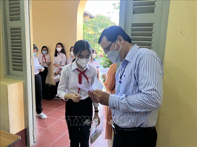 Trong ảnh: Các thí sinh vào phòng thi tại Hội đồng thi Trường THPT Châu Văn Liêm. Ảnh: TTXVN phát