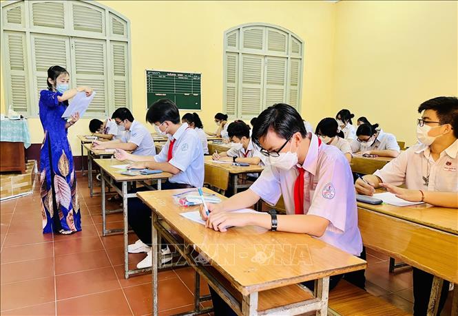 Trong ảnh: Các thí sinh dự thi tại Hội đồng thi Trường THPT Châu Văn Liêm. Ảnh: TTXVN phát