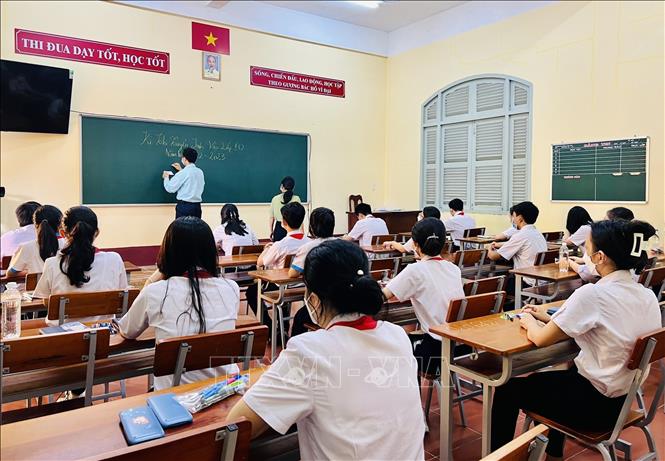 Trong ảnh: Các thí sinh dự thi tại Hội đồng thi Trường THPT Châu Văn Liêm. Ảnh: TTXVN phát