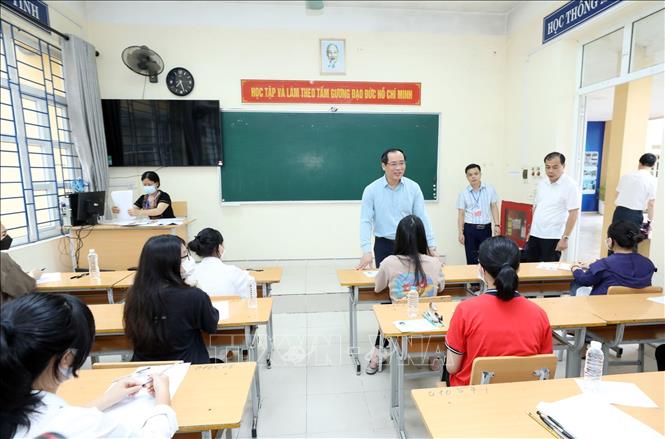 Trong ảnh: Phó Chủ tịch Thường trực UBND tỉnh Lạng Sơn Dương Xuân Huyên và đoàn công tác kiểm tra chuẩn bị và coi thi Kỳ thi tuyển sinh lớp 10 tại Hội đồng thi Trường THPT chuyên Chu Văn An, Thành phố Lạng Sơn. Ảnh: Anh Tuấn – TTXVN