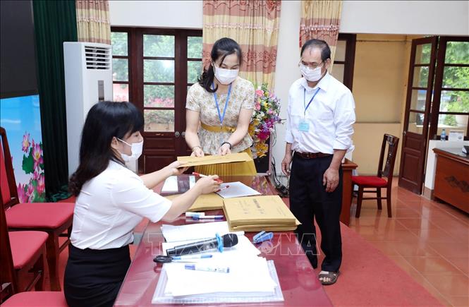 Trogn ảnh: Phát đề thi cho các cán bộ coi thi tại Hội đồng thi Trường THPT Việt Bắc, Thành phố Lạng Sơn. Ảnh: Anh Tuấn – TTXVN