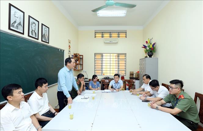 Trong ảnh: Phó Chủ tịch Thường trực UBND tỉnh Lạng Sơn Dương Xuân Huyên phát biểu trong buổi kiểm tra công tác chuẩn bị và coi thi Kỳ thi tuyển sinh lớp 10 tại Hội đồng thi Trường PTTH chuyên Chu Văn An, thành phố Lạng Sơn. Ảnh: Anh Tuấn – TTXVN