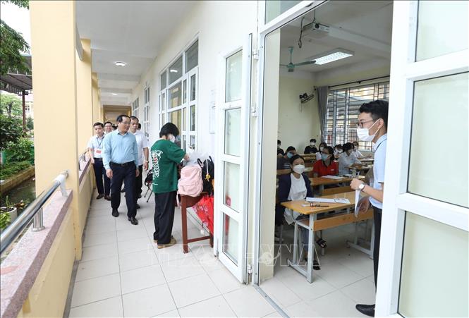 Trong ảnh: Phó Chủ tịch Thường trực UBND tỉnh Lạng Sơn Dương Xuân Huyên và đoàn công tác kiểm tra chuẩn bị và coi thi Kỳ thi tuyển sinh lớp 10 tại Hội đồng thi Trường PTTH chuyên Chu Văn An, thành phố Lạng Sơn. Ảnh: Anh Tuấn – TTXVN