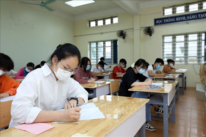 Trong ảnh: Thí sinh thi vào Trường THPT chuyên Chu Văn An, thành phố Lạng Sơn làm các thủ tục trước giờ thi. Ảnh: Anh Tuấn – TTXVN